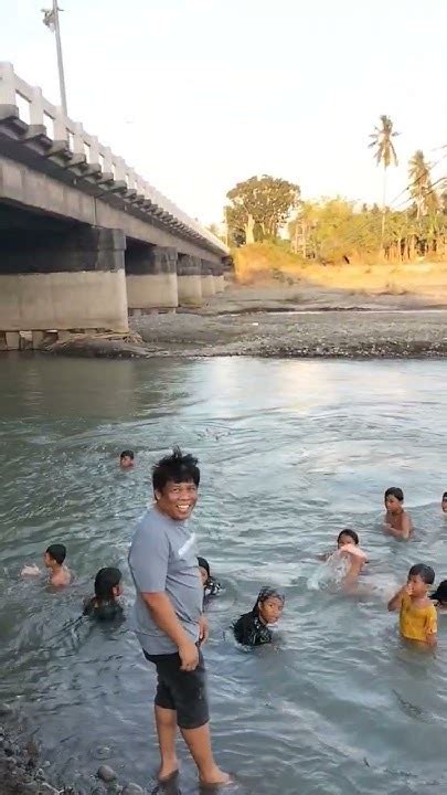NAGLALABA KAMI SA ILOG MAY BATANG NALILIGO. .